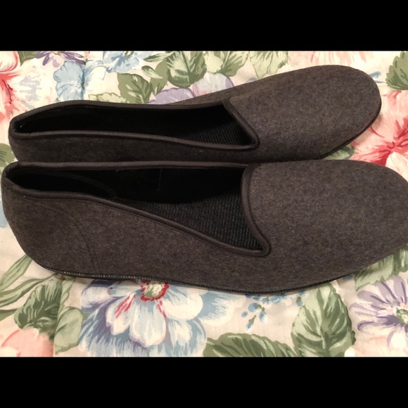 Ladies Slip On Shoes Size 10 Gray 💐🌺 - Picture 4 of 8